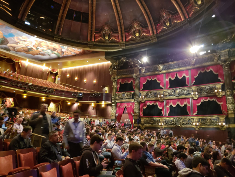 The geeks filling in the Venetian Theater to learn about Best Practices in Big Data Analytics Architecture